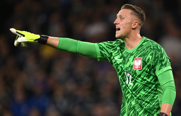 Barcelona nhắm đến thủ thành Marcin Bulka để thay thế Wojciech Szczesny