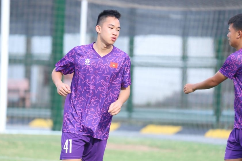 Cầu thủ Việt kiều Séc Hồ Hữu Hưng hội quân với U19 Việt Nam