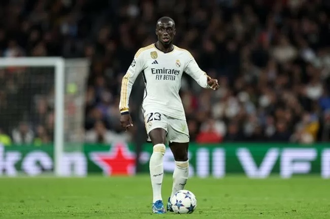 Real tiếp nhận 2 cú hích trước El Clasico