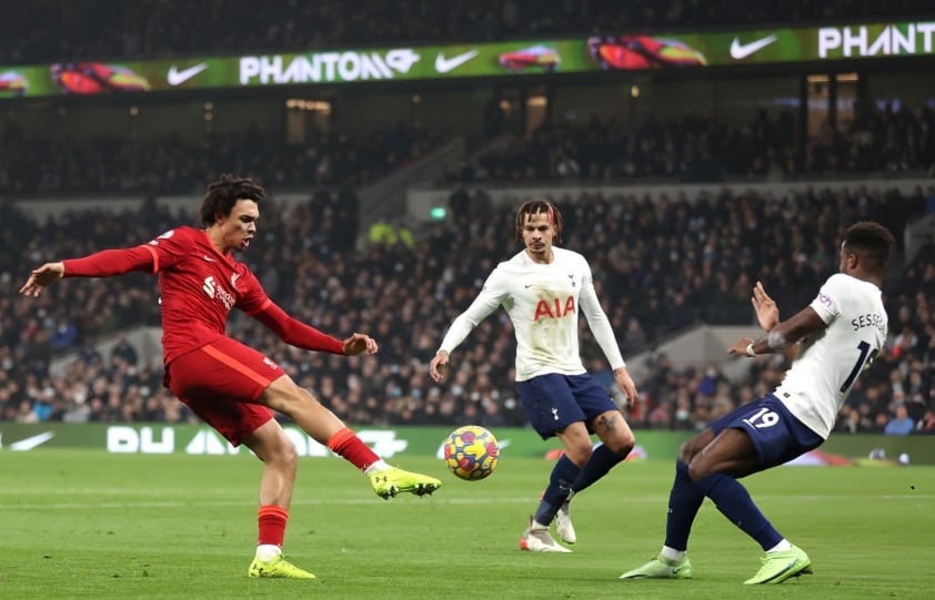 Trent Alexander-Arnold giữa vòng vây Real Madrid và Barcelona