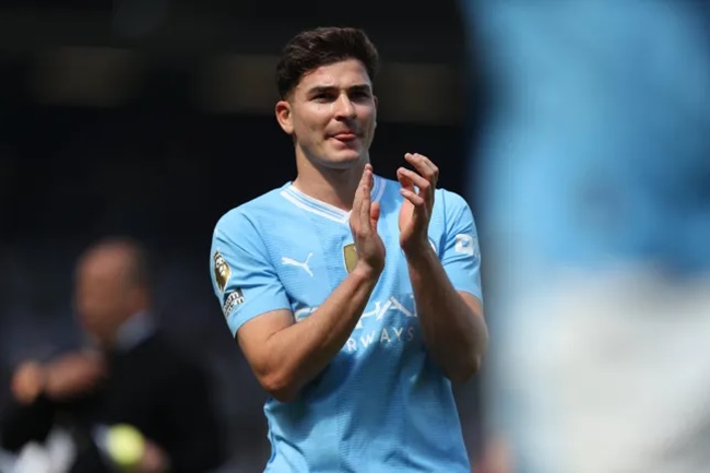 Arsenal bất lực trước Man City trong thương vụ Julian Alvarez