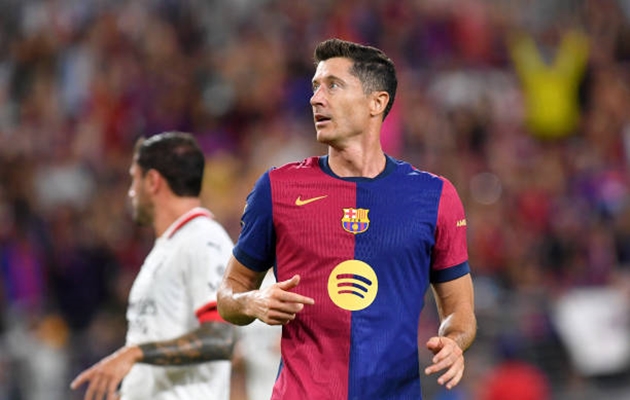 Robert Lewandowski tỏa sáng cứu Barcelona khỏi thảm bại trước AC Milan