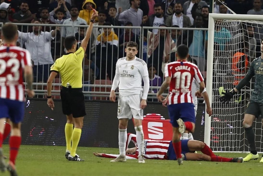 Real Madrid bị cấm phản đối trọng tài trước trận derby Madrid căng thẳng