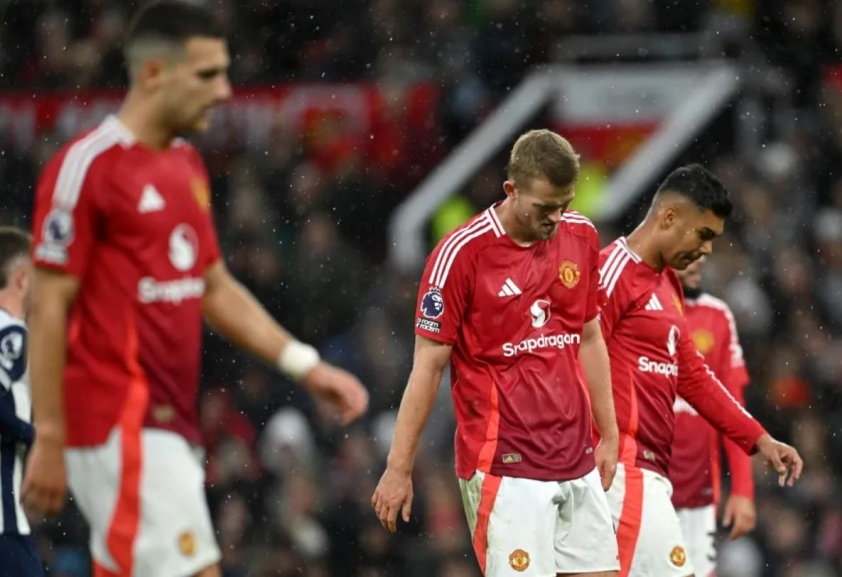 Áp lực đè nặng 90% người hâm mộ Man United đòi sa thải Ten Hag sau cú sốc 0-3 trước Tottenham