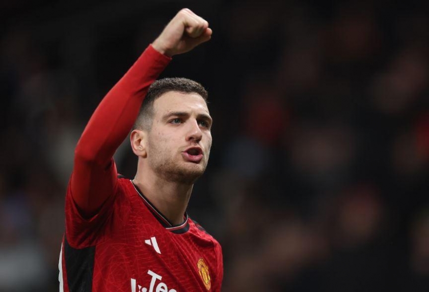 Sai lầm của Dalot khiến Manchester United điêu đứng