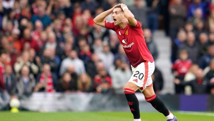 Sai lầm của Dalot khiến Manchester United điêu đứng
