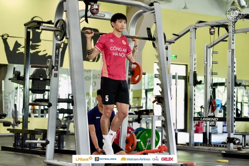 CLB Công an Hà Nội lên phương án đưa Đoàn Văn Hậu ra nước ngoài kiểm tra chấn thương