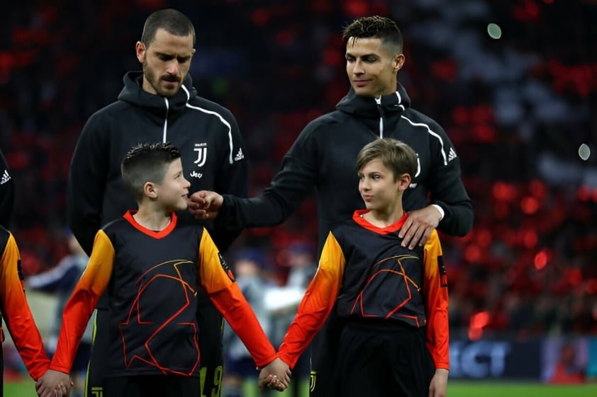 Ronaldo Toả Sáng Trên Sân, Tỏa Ấm Cả Ngoài Đời