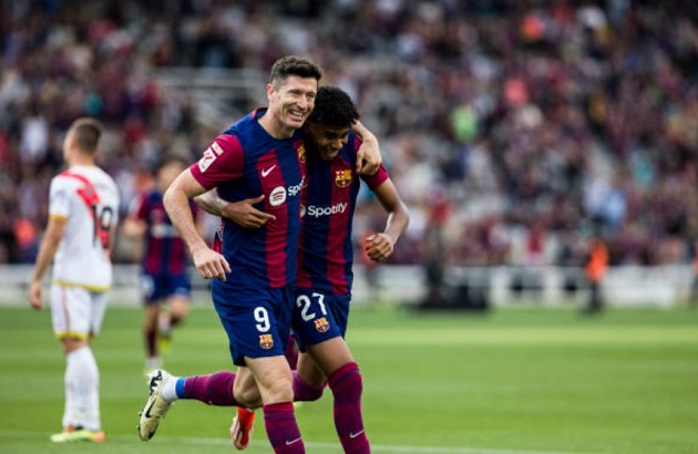 Đám đông CĐV Barca kêu gọi Laporta từ chức