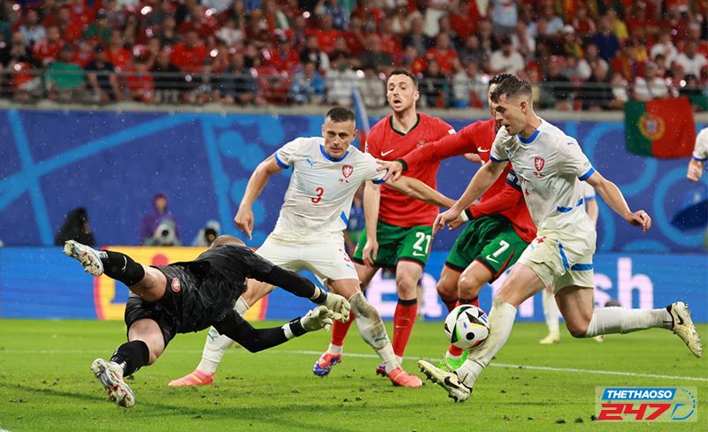 Robin Hranac đá phản lưới nhà