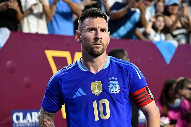 Siêu sao Lionel Messi tiễn biệt người đàn em Sergi Roberto rời Barcelona