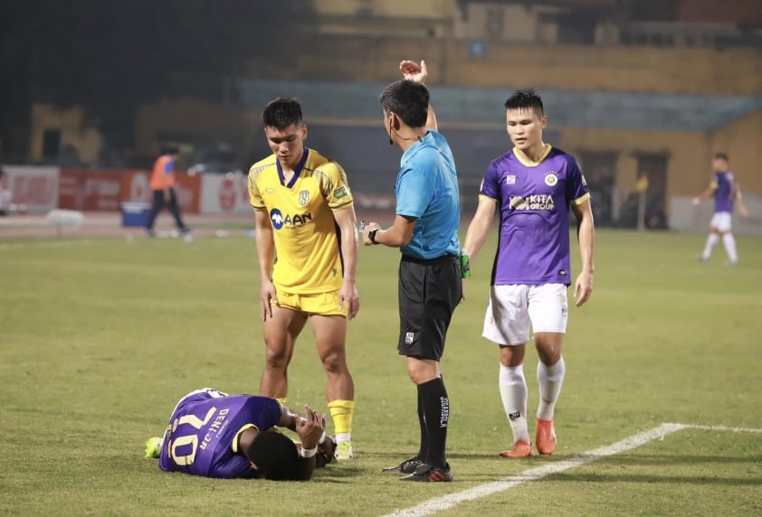 Vòng Đấu Cuối V-League 2023/24: Trọng Tài Việt Nam Điều Hành Toàn Bộ Các Trận Cầu Căng Thẳng