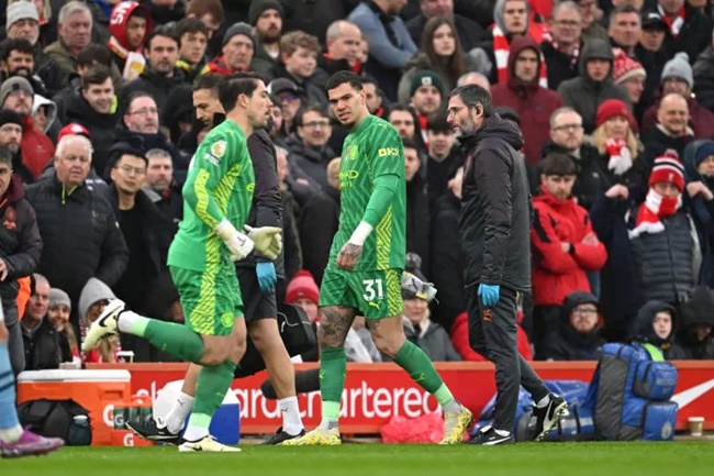 Ederson trên đường rời Manchester City khi Ortega gia hạn hợp đồng