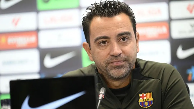 Vận rủi lại ập đến, HLV Xavi bị phạt