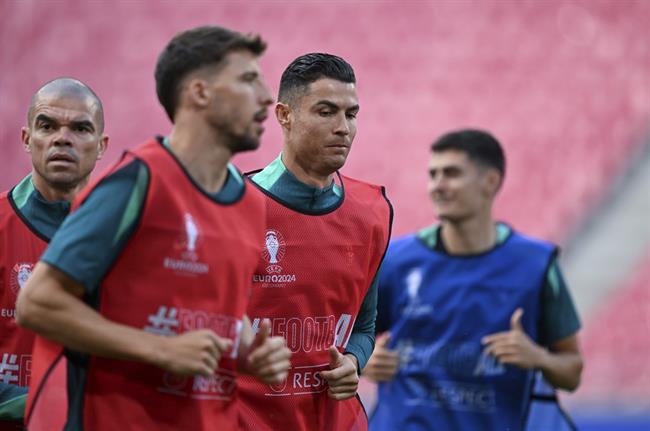 Ronaldo tự hào khi trở thành cầu thủ đầu tiên tham dự 6 kỳ EURO