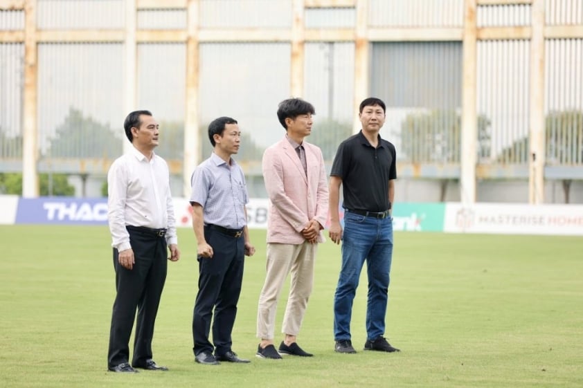 HLV Kim Sang Sik quan sát tài năng trẻ tại Giải vô địch bóng đá U21 Quốc gia