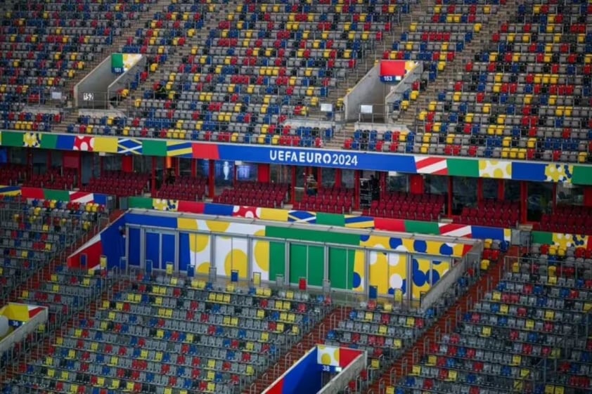 UEFA đòi hỏi khắt khe đối với sân vận động Euro 2024, sân Dusseldorf phải thay cỏ