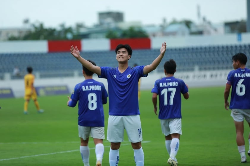 Cầu thủ trẻ triển vọng Nguyễn Thiên Phú được HLV Cristiano Roland khen ngợi