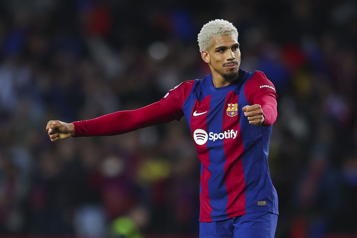 Manchester City dẫn đầu cuộc đua giành chữ ký của Ronald Araujo từ Barcelona