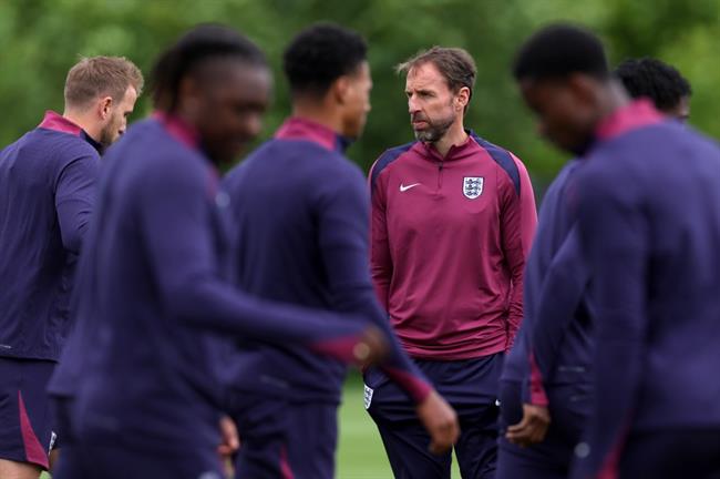Ten Hag bị chỉ trích vì chê bai chiến thuật của Southgate