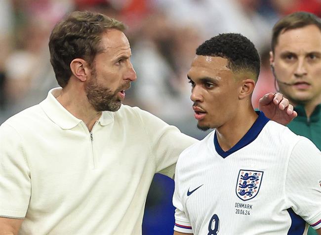 Thử nghiệm thất bại của Alexander-Arnold ở hàng tiền vệ khiến Declan Rice thấp thỏm