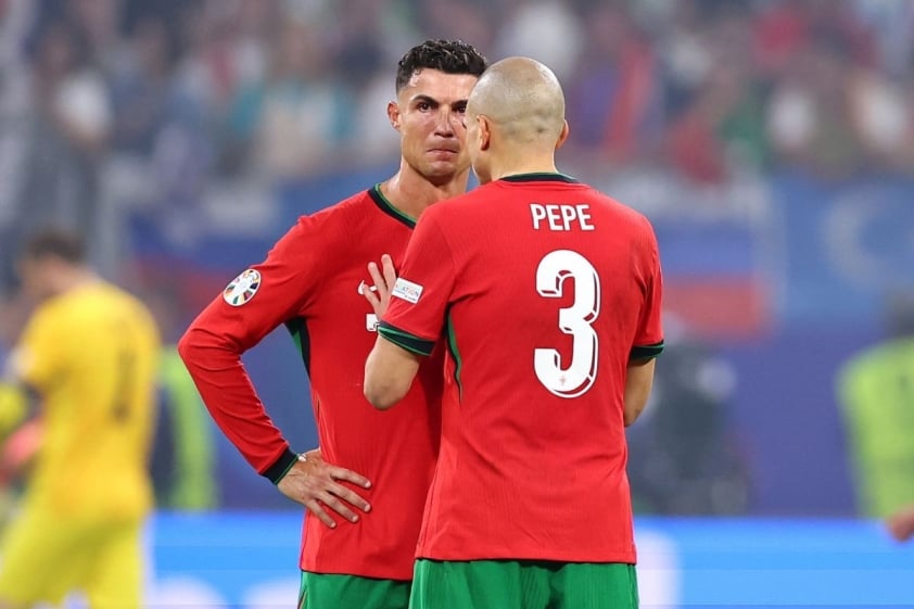 Cảm xúc bùng nổ của Ronaldo khi sút hỏng penalty vào lưới Slovenia
