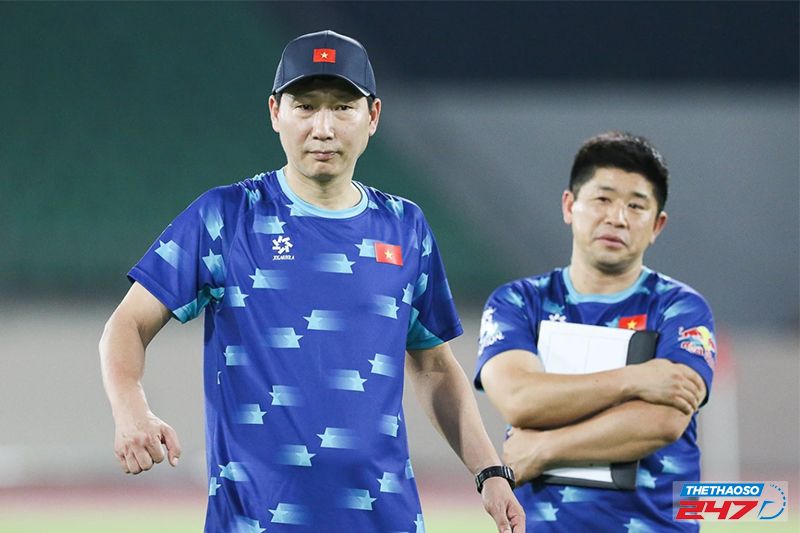 HLV Kim Sang Sik cổ vũ các học trò