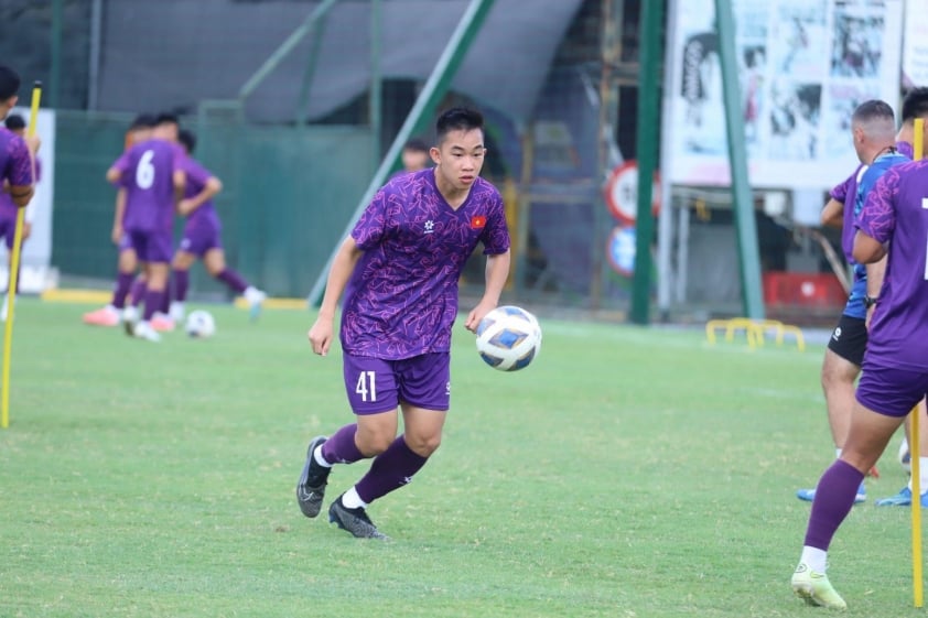 Cầu thủ Việt kiều Séc Hồ Hữu Hưng hội quân với U19 Việt Nam