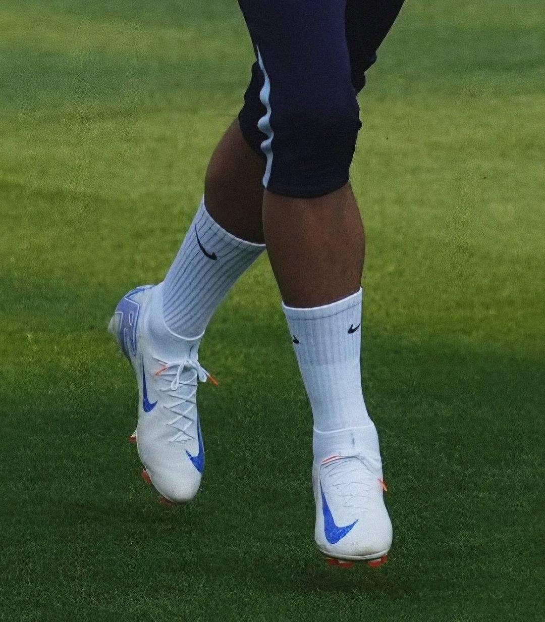 Kylian Mbappe khoe giày chiến mới của Nike trước đại chiến vòng 1/8