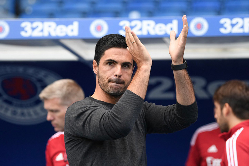 Arteta đáp trả huyền thoại Man United