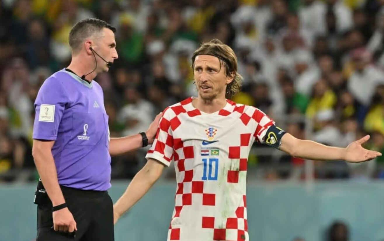 Quy định mới tại EURO 2024: Chỉ thủ quân đội bóng được phép đối thoại với trọng tài về VAR