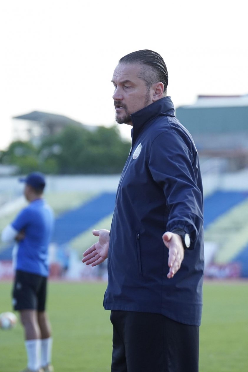 HLV Popov bảo vệ học trò và đội bóng sau thất bại trước Viettel