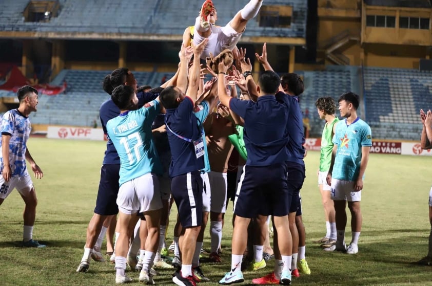 Tiền vệ kỳ cựu Xuân Hùng giã từ sân cỏ sau trận play-off cứu rỗi Hà Tĩnh