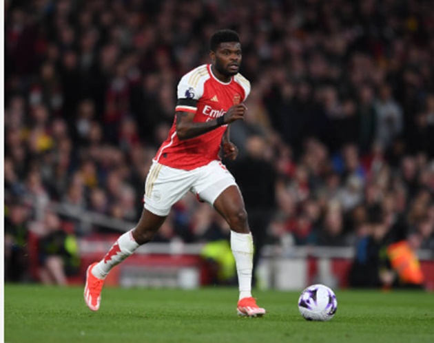 Barca tăm tia tiền vệ Arsenal