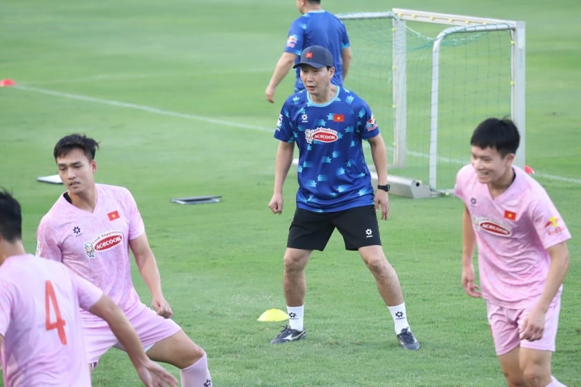 HLV Kim Sang Sik bận rộn tìm kiếm nhân sự cho ĐT Việt Nam tại VCK U21 Quốc Gia