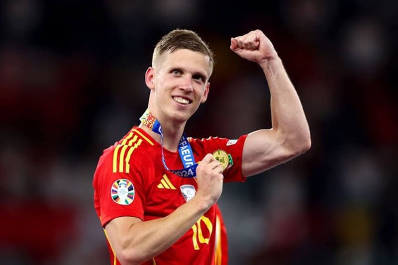 Dani Olmo tái hợp Barcelona, chuẩn bị khoác áo số 20