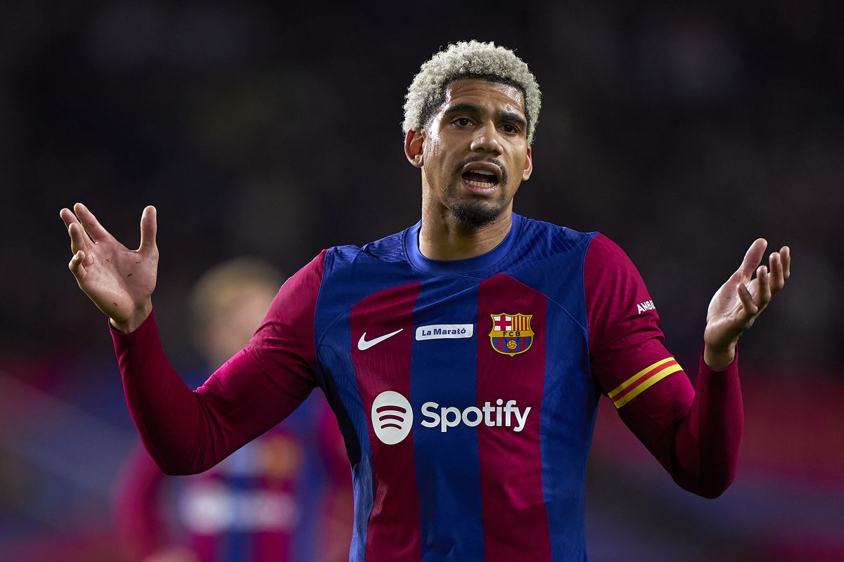 Barca phải đối mặt với viễn cảnh chia tay trung vệ Ronald Araujo
