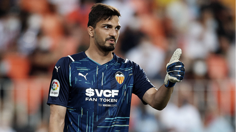 Chelsea để mắt đến bộ đôi thủ môn La Liga khi Enzo Maresca lên nắm quyền