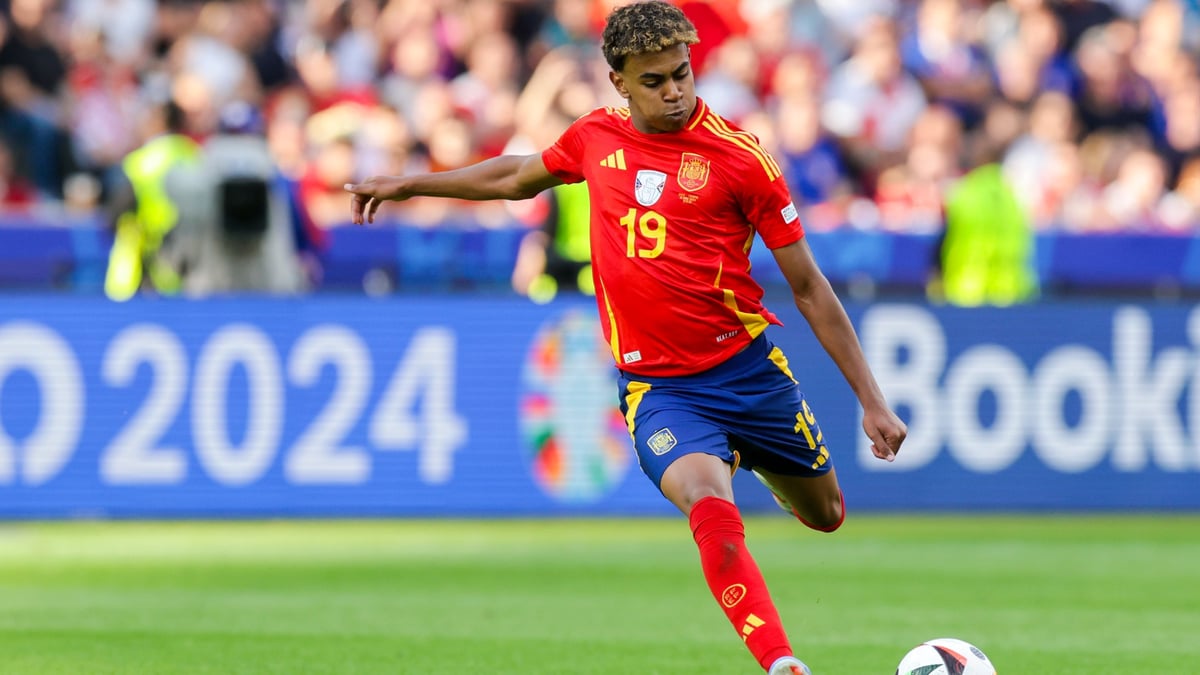 Tài năng trẻ Lamine Yamal khiêm nhường trước những so sánh với Messi, mơ ước một nửa sự nghiệp lừng lẫy của huyền thoại