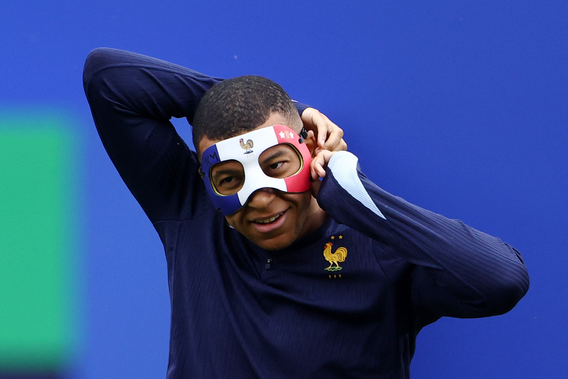 Kylian Mbappe đối mặt với chỉ thị mới từ UEFA về mặt nạ thi đấu tại Euro 2024