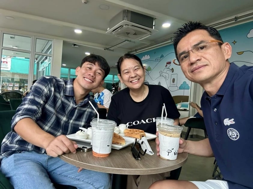 Cuộc Tái Ngộ Cảm Xúc Của Minh Vương Và HLV Kiatisak Ở Thái Lan