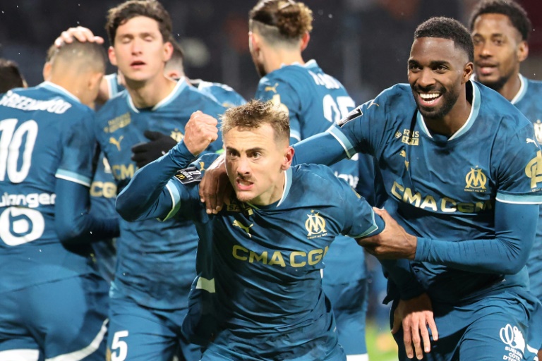 Marseille Giữ Vững Đỉnh Cao, Lens và Lyon Bế Tắc