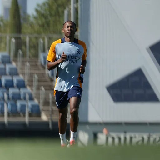David Alaba trở lại tập luyện cùng Real Madrid sau chấn thương dài hạn