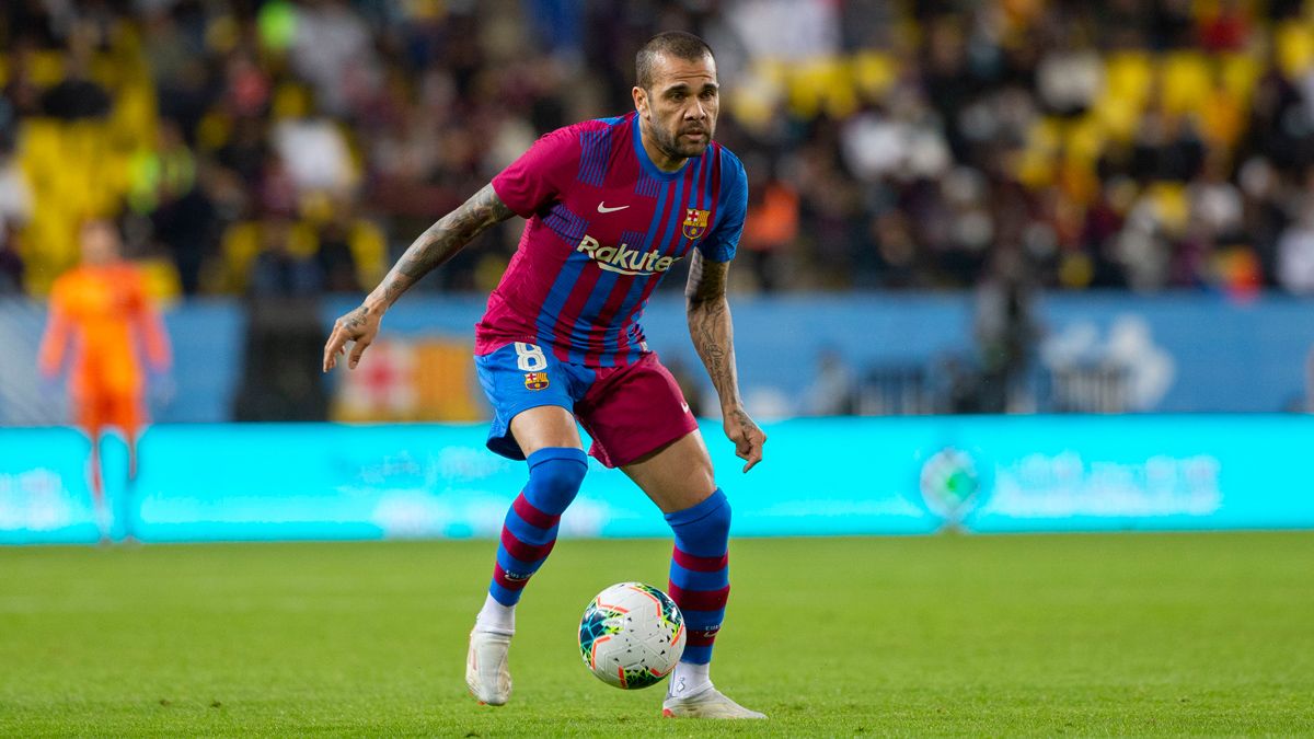 Alves cho rằng Mbappe phù hợp với phong cách chơi bóng của Barca hơn