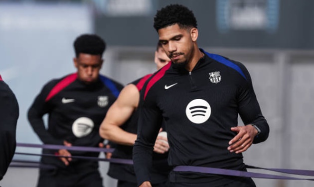 PSG nhắm đến Ronald Araujo của Barcelona để gia cố hàng thủ
