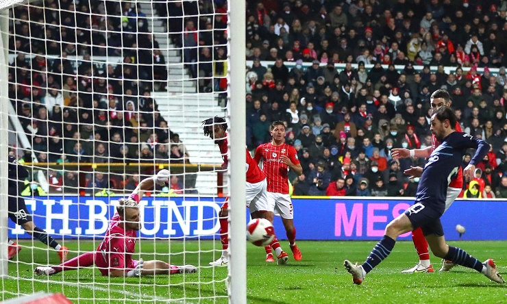 Tiền vệ Bernando ghi bàn 