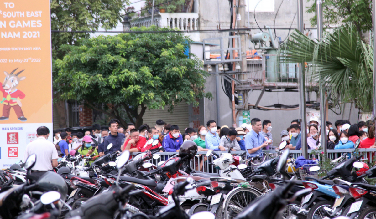 Đến sáng nay hàng người xếp hàng trước SVĐ Cẩm Phả ngày càng đông hơn 