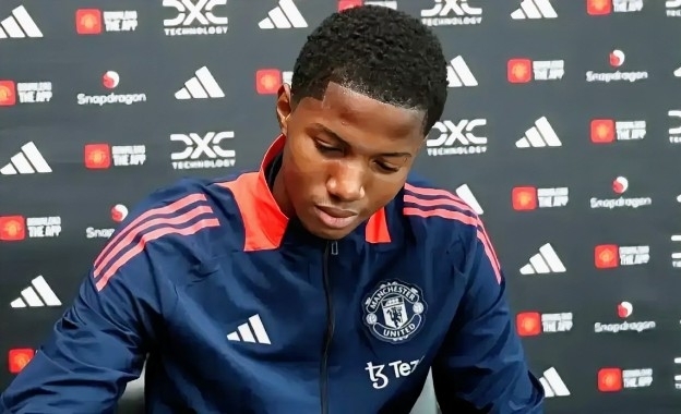 Thị trường chuyển nhượng sôi động Barcelona đắn đo chia tay De Jong, Man Utd đón tân binh, PSG săn đón Ederson