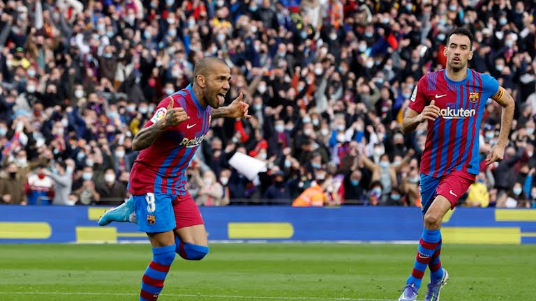 Dani Alves có ngày thi đấu đáng nhớ với một bàn thắng, một kiến tạo và một thẻ đỏ