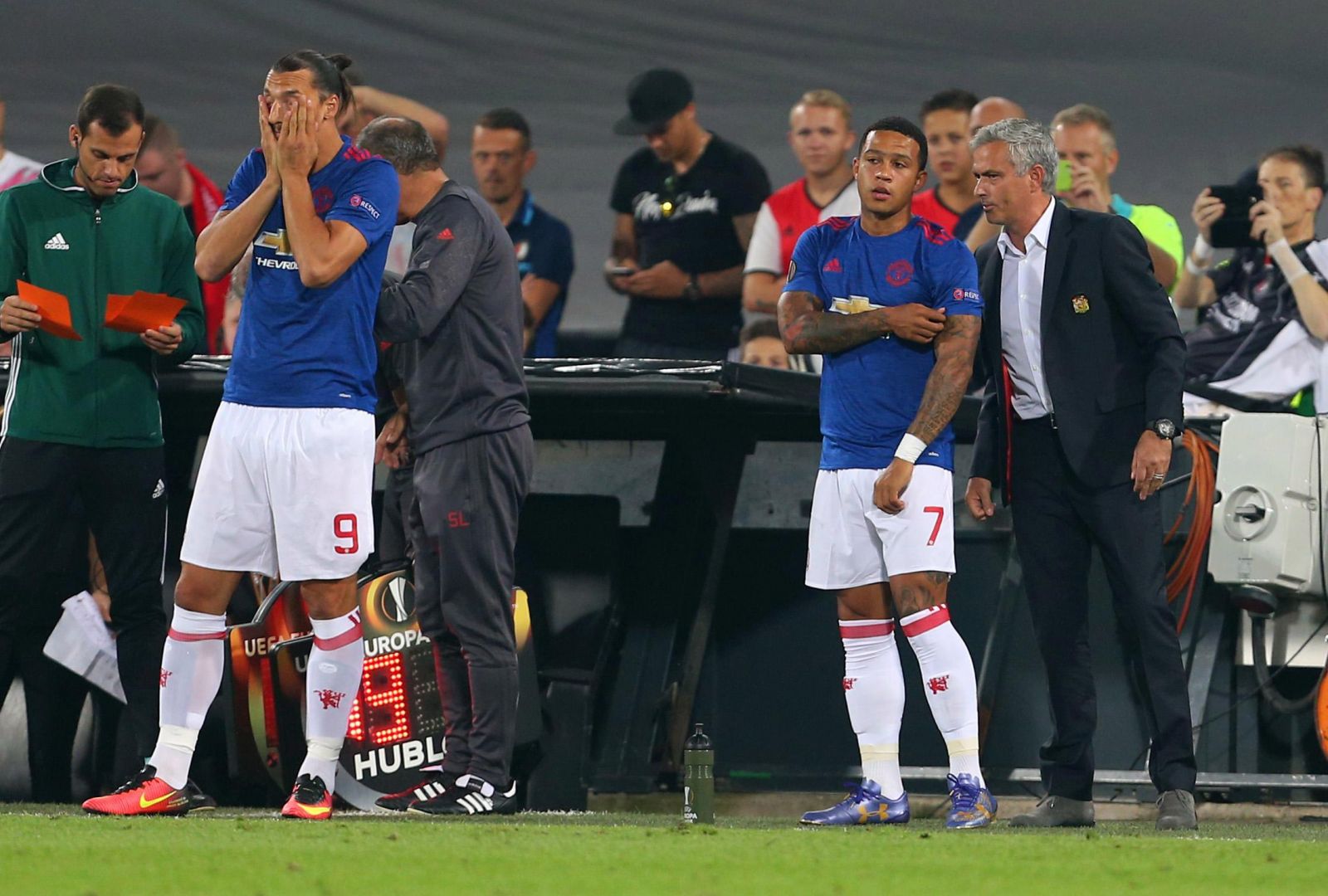 Mourinho không tạo cơ hội cho Depay Mourinho không tạo cơ hội cho Depay